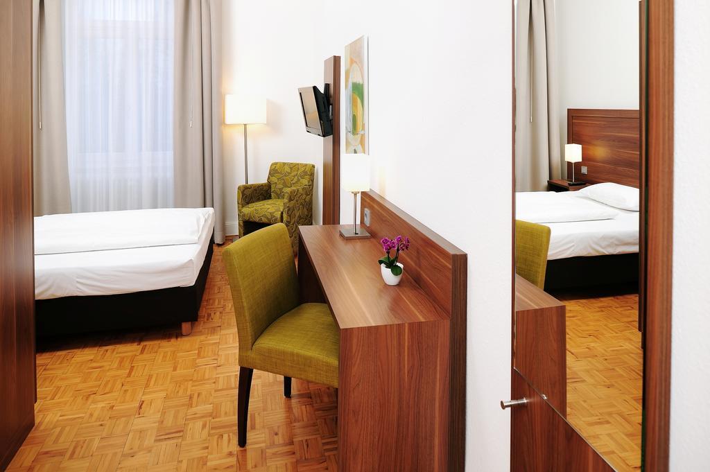 Hotel Bildungshaus St. Bernhard - Wohnen Und Tagen Rastatt Esterno foto